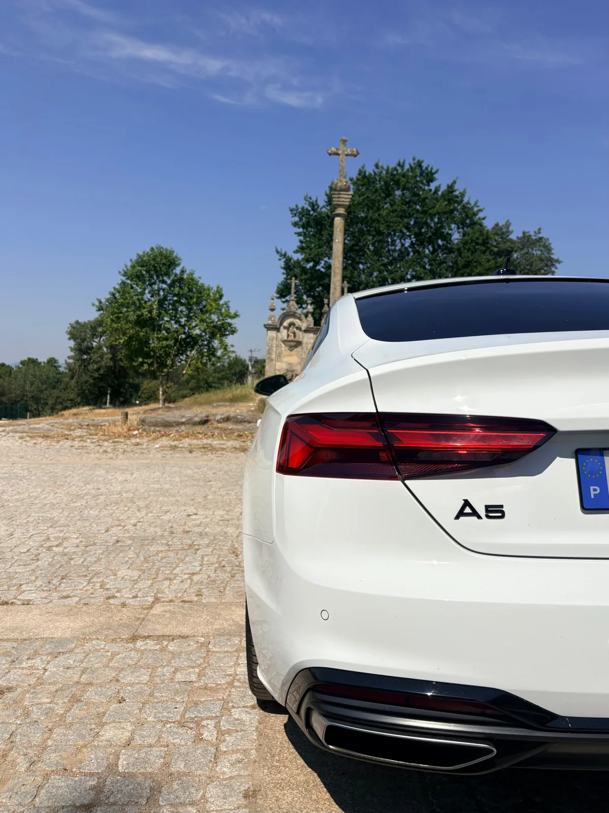 Detalhe do emblema A5 e farolim traseiro