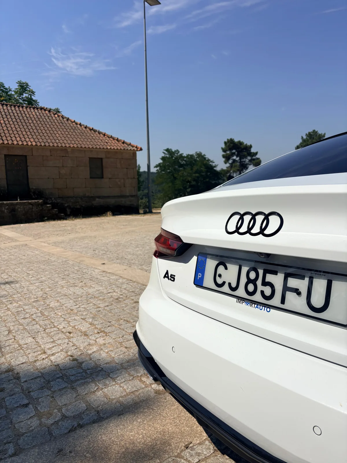Detalhe dos anéis Audi na traseira
