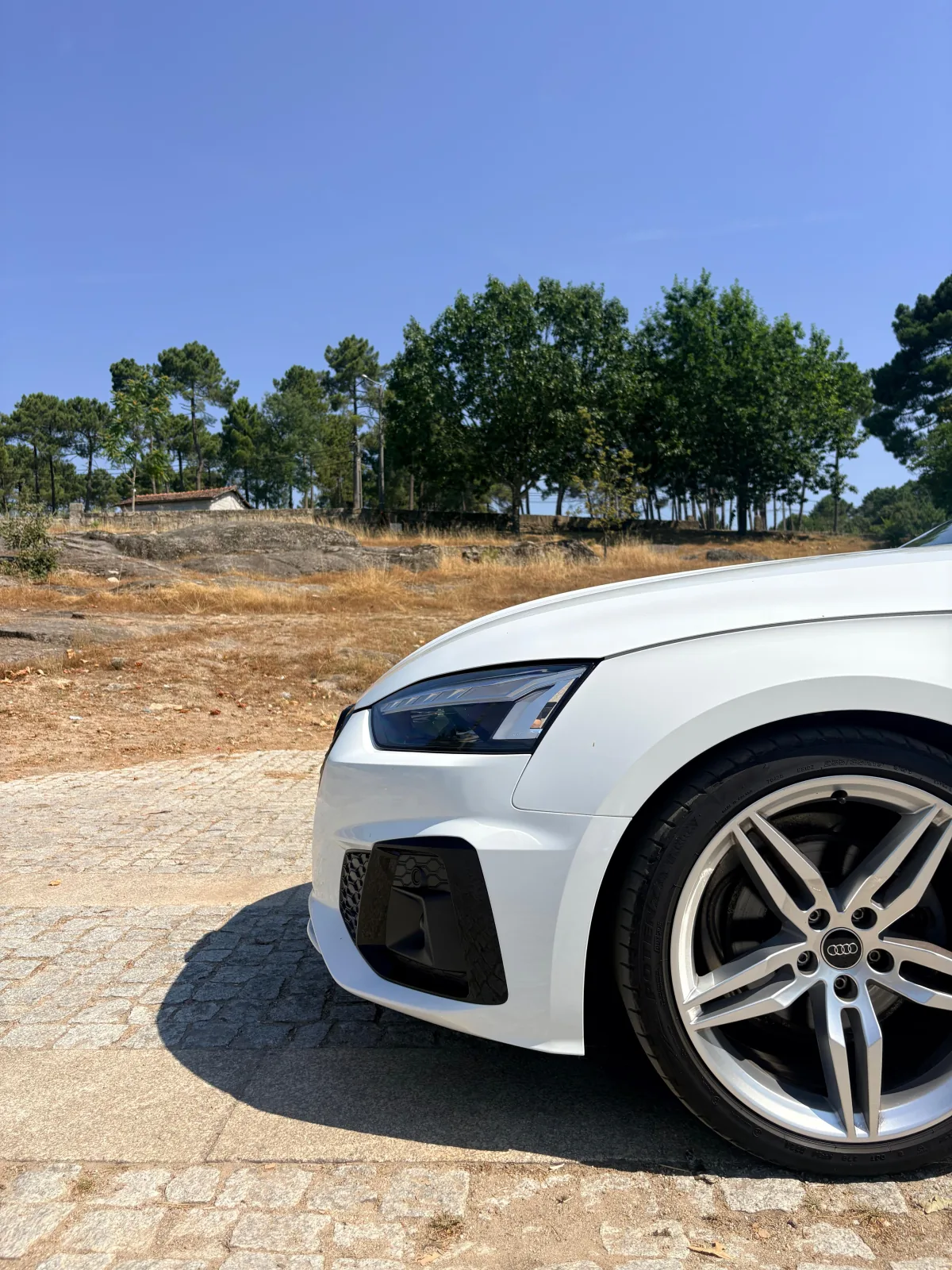 Detalhe do farol e da jante dianteira do Audi A5 Sportback S line