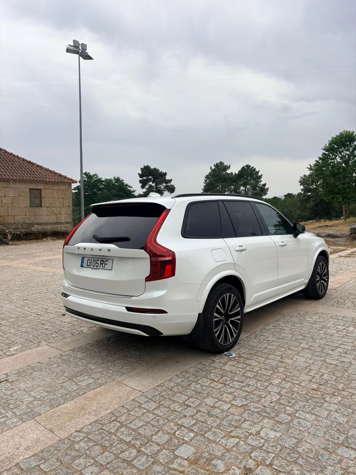 Volvo XC90 T8 2023 visto da traseira direita