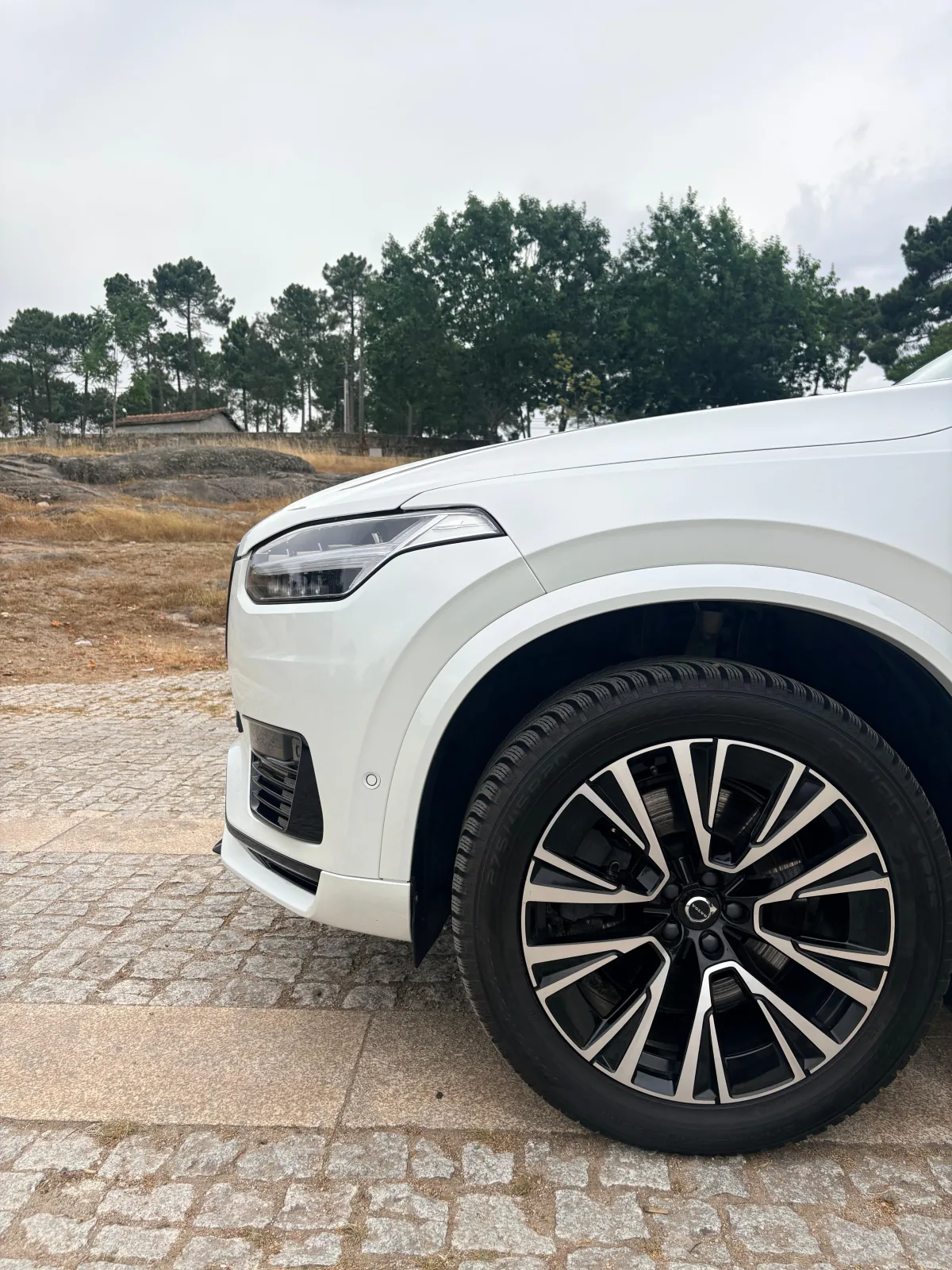 Detalhe da jante do Volvo XC90 T8 2023